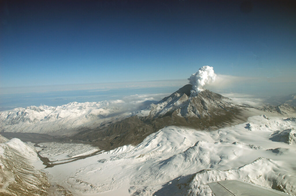 1 Redoubt Eruption Usgs.jpg