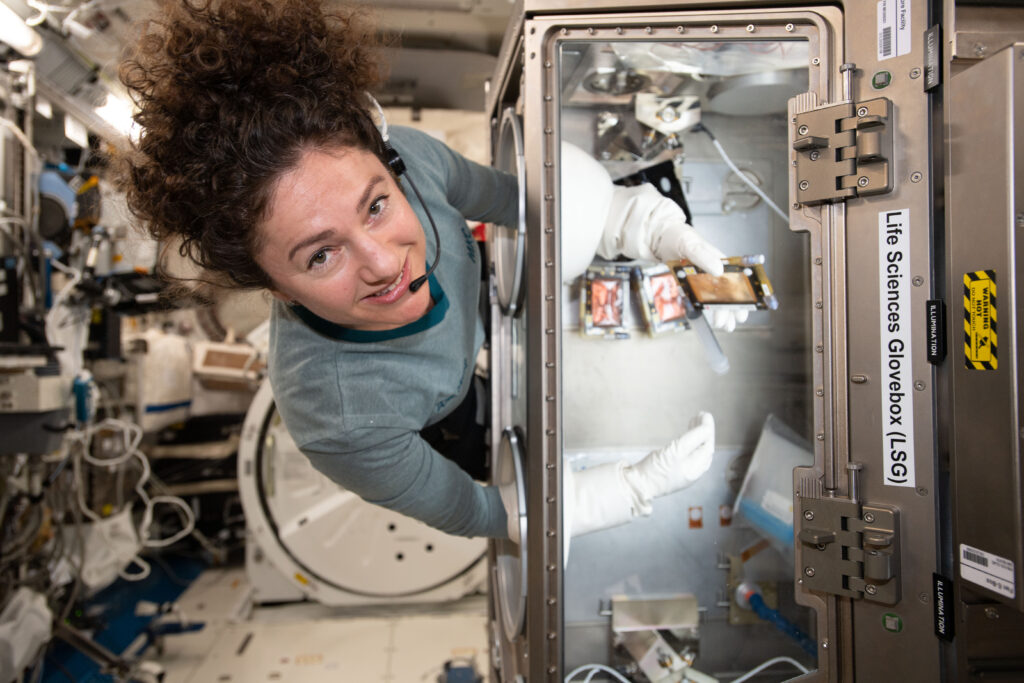 Nasa Astronaut Swaps Media That Nourishes Bone Samples 49652944256 O.jpg