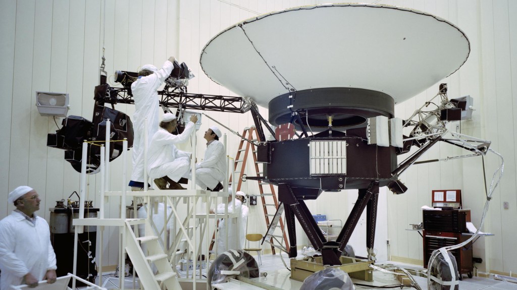 Pia21736 Voyager Clean Room Crop.jpg