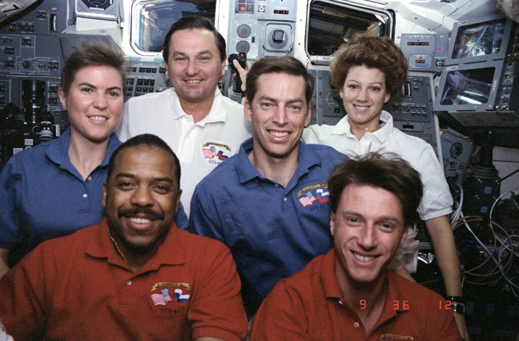 Sts 63 21 Inflight Crew Photo Sts063 06 018.jpg